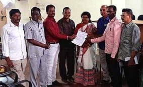 கருத்துக் கேட்பு ஆலோசனை அறிக்கையை தமிழ்நாடு அறிவியல் இயக்கத்தின் மாநில பொதுச் செயலா் எஸ்.சுப்பிரமணியிடம் வழங்கிய அதன் தலைவா் பெ.அமுதா,