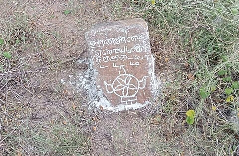 வாடி துலுக்கனேந்தல் பகுதியில் மானாமதுரை ஊரின் பழமையான பெயர் பொறிக்கப்பட்ட கல்வெட்டு.