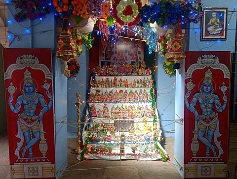 நீடாமங்கலம் சந்தானராமர் கோயிலில் வைக்கப்பட்டுள்ள நவராத்திரி கொலு.
