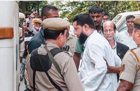 அஸ்ஸாம் மாநிலம், குவாஹாட்டியில் கைது செய்யப்பட்டு நீதிமன்றத்தில் ஆஜர்படுத்த அழைத்துச் செல்லப்பட்ட பிஎஃப்ஐ உறுப்பினர்.