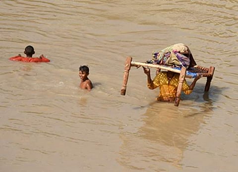 வெள்ளம்! ஆபத்தான முறையில் ஆற்றைக் கடக்கும் மக்கள்!