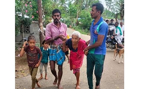 கொள்ளிடம் ஆற்றில் தற்கொலைக்கு முயன்ற மூதாட்டி: துரிதமாக காப்பாற்றிய மீனவர் மற்றும் காவலர்