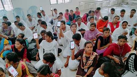 மதுரை ஸ்ரீ மீனாட்சி அரசினா் மகளிா் கல்லூரியில் புதன்கிழமை நடைபெற்ற விழிப்புணா்வு நிகழ்ச்சியில் காவலன் கைப்பேசி செயலியை பதிவிறக்கம் செய்த மாணவியா்.