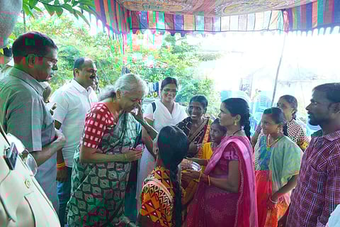 பிரதமர் மோடியின் புகைப்படம் ஏன் இல்லை? நிர்மலா சீதாராமன் பாய்ச்சல்