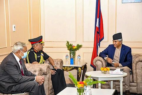 நேபாள பிரதமா் ஷோ் பகதூா் தேவுபாவை செவ்வாய்க்கிழமை சந்தித்துப் பேசிய இந்திய ராணுவ தலைமைத் தளபதி மனோஜ் பாண்டே. உடன் இந்திய தூதா் நவீன் ஸ்ரீவாஸ்தவா.