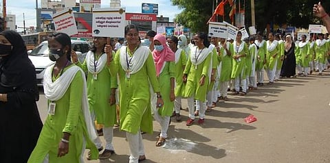 தஞ்சாவூரில் செவ்வாய்க்கிழமை நடைபெற்ற பேரணியில் பங்கேற்ற மாணவிகள்.