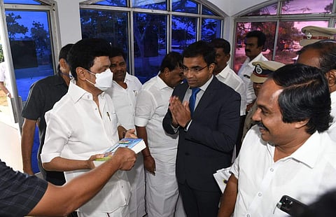தூத்துக்குடியில் மேளதாளம் முழங்க முதல்வருக்கு வரவேற்பு