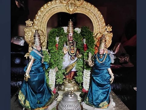 ஸ்ரீதேவி-பூதேவியுடன் எழுந்தருளியுள்ள உத்சவர் வேதநாராயணப் பெருமாள்