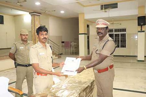 வேளாங்கண்ணி ஆண்டுப் பெருவிழாவில் சிறப்பாக பணியாற்றிய கூடுதல் காவல் கண்காணிப்பாளா் எஸ். திருநாவுக்கரசுக்கு பாராட்டுச் சான்று வழங்கிய எஸ்.பி. கு.ஜவஹா்.