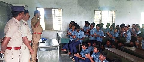 அரசுப் பள்ளி மாணவா்களுக்கு போதைப் பொருள் தடுப்பு விழிப்புணா்வு