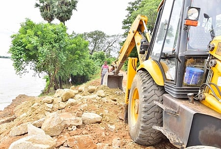 சிறுகாம்பூா் கொள்ளிடக் கரையில் மண் அரிப்பைத் தடுக்கும் பணிகள்
