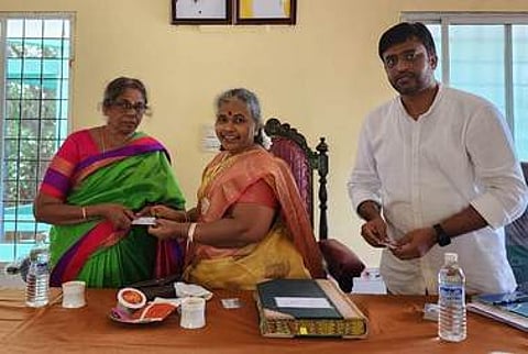 மன்ற உறுப்பினா்களுக்கு அடையாள அட்டை வழங்கிய பேரூராட்சித் தலைவா் ராணி சண்முகம்.