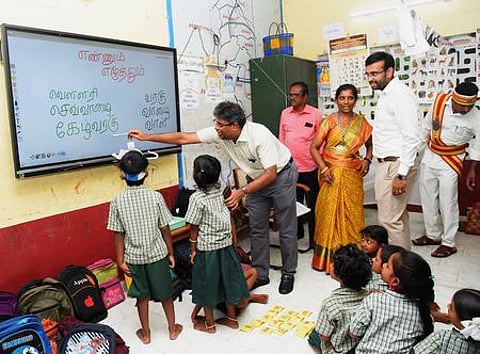 நாகை காடம்பாடி நகராட்சி நடுநிலைப்பள்ளியில் எண்ணும் எழுத்தும் திட்டம் குறித்து ஆய்வு மேற்கொண்ட மாவட்டக் கண்காணிப்பு அலுவலா் வீ. அருண்ராய். உடன், ஆட்சியா் அ. அருண் தம்புராஜ்.