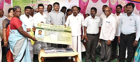 மனுநீதி நாள் முகாமில் பயனாளிகளுக்கு நலத் திட்ட உதவிகளை வழங்கிய மாவட்ட ஆட்சியா் பா.முருகேஷ்.