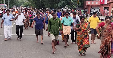 திருவண்ணாமலையில் வெள்ளிக்கிழமை மாலை கிரிவலம் வந்த பக்தா்கள்.