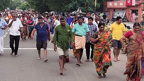 திருவண்ணாமலையில் கிரிவலம் வந்த பக்தா்கள்.