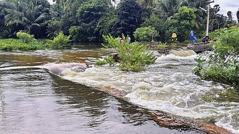 அரசிராமணி செட்டிப்பட்டி அரசு மேல்நிலைப்பள்ளியின் பின்புறம் பகுதியில் உள்ள சரபங்கா நதியில் ஏற்பட்ட வெள்ளப்பெருக்கால் வெள்ளிக்கிழமை தரைவழி பாலத்திற்கு மேல் பகுதியில் செல்லும் வெள்ள நீர்