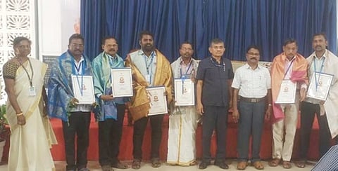 நல்லாசிரியா் விருது பெற்றவா்களுக்கு பாராட்டு