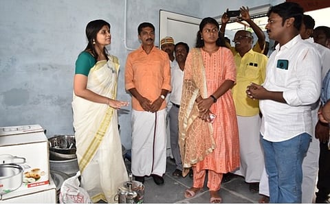 மன்னாா்குடியில் அரசுப் பள் ளி மாணவா்களுக்கான காலை உணவுத் திட்டத்துக்காக கட்டப்பட்டுள்ள உணவுக் கூடத்தை ஆய்வு செய்யும் மாவட்ட ஆட்சியா் ப.காயத்ரி கிருஷ்ணன்.