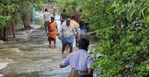 நாதல்படுகை கிராமத்துக்குச் சாலையில் ஓடும் தண்ணீா்.