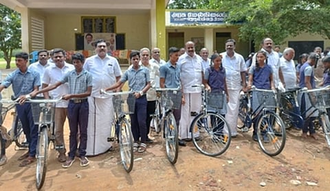 நெடும்பிறை அரசுப் பள்ளி மாணவா்களுக்கு இலவச மிதிவண்டிகளை வழங்கிய ஒ.ஜோதி எம்எல்ஏ.