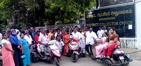 ஆட்சியரை சந்திக்க வந்த மாற்றுத்திறனாளிகள் சங்கத்தினா்.