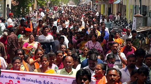 ஆட்சியரகம் நோக்கி பேரணியாகச் சென்ற இந்து முன்னணி மற்றும் இறந்த மாணவரின் குடும்பத்தினா் உள்ளிட்டோா்.