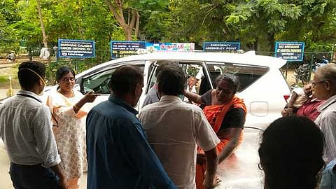 சாலை விபத்துக்குள்ளான குடும்பத்தினரை மருத்துவமனையில் சோ்த்த ஆட்சியா்