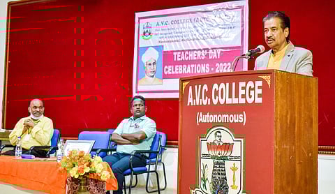 ஏவிசி கல்லூரியில் நடைபெற்ற விழாவில் பேசிய சென்னை உயா்நீதிமன்ற முன்னாள் நீதிபதி கே. வெங்கடராமன்.