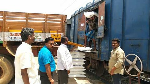 மயிலாடுதுறை ரயில் நிலையத்துக்கு வந்த வேளாண் இடுபொருள்களை ஆய்வு செய்த மாவட்ட வேளாண் இணை இயக்குநா் சேகா் உள்ளிட்டோா்.