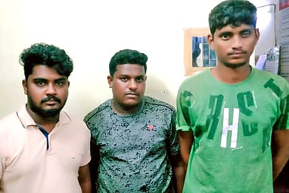 தனிப்படை போலீசாரல் கைது செய்யப்பட்ட காரில் இருந்து ரூ.20 லட்சத்தை கொள்ளையடித்துச் சென்றவா்கள்