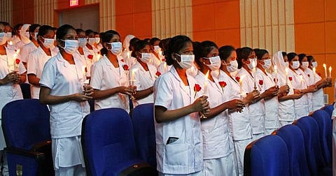 ஜிப்மரில் செவிலியா்கள் விளக்கேற்றும் விழா