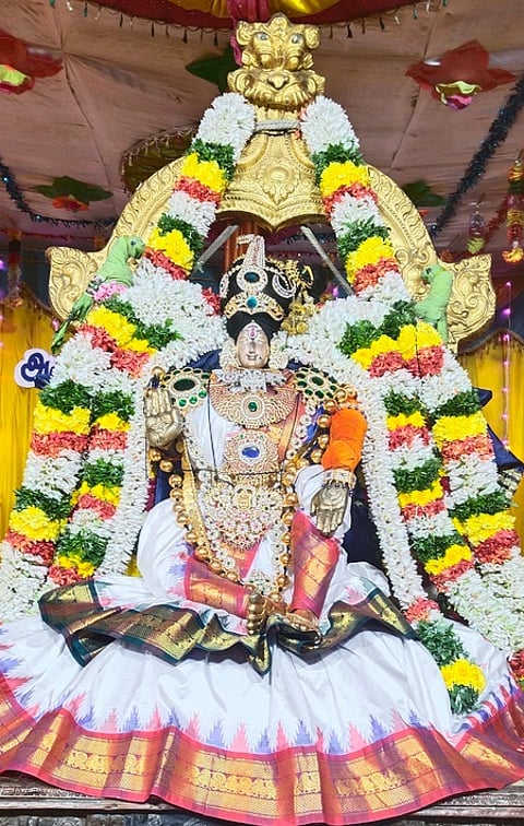 மதுரை கூடலழகா் பெருமாள் கோயிலில் வைகுண்ட ஏகாதசி விழா பகல் பத்து உற்சவத்தின் 10-ஆவது நாளான ஞாயிற்றுக்கிழமை மோகினி அவதாரத்தில் எழுந்தருளிய வியூக சுந்தரராஜப் பெருமாள்.