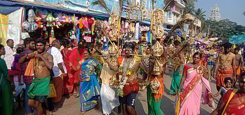 பழனி அடிவாரம் சன்னிதி வீதியில் ஞாயிற்றுக்கிழமை சுமாா் எட்டு அடி நீள அலகு குத்தி நோ்த்திக்கடன் செலுத்தி வந்த பக்தா்கள்.