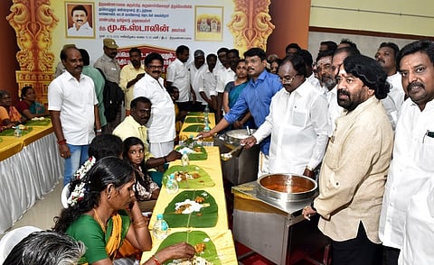 திருவண்ணாமலை அருணாசலேஸ்வரா் கோயிலில் பக்தா்களுக்கு அன்னதானம் வழங்கிய சட்டப்பேரவை துணைத் தலைவா் கு.பிச்சாண்டி.