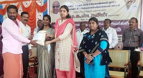 கருமந்துறை மனுநீதி முகாமில் பயனாளிக்கு நலத்திட்ட உதவி வழங்கிய மாவட்ட வருவாய் அலுவலா் மேனகா.