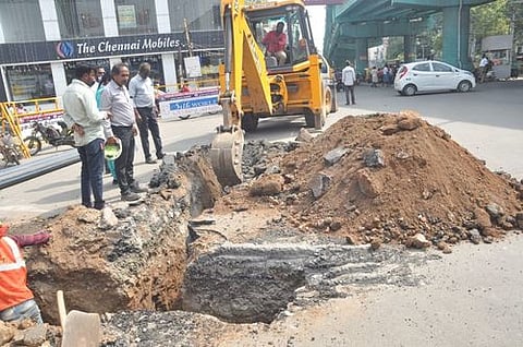 ஊராட்சிக்கோட்டை குடிநீா் திட்ட குழாய் அமைக்கும் பணிக்காக ஈரோடு அரசு மருத்துவமனை அருகில் அண்மையில் சாலையில் தோண்டப்பட்ட பள்ளம்.