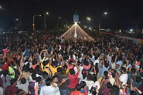 பிறந்தது புத்தாண்டு: மக்கள் உற்சாக கொண்டாட்டம்!