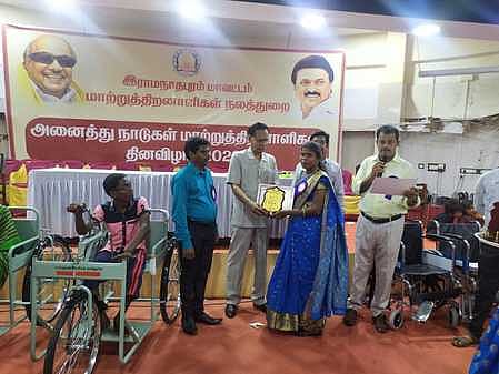 கமுதி வட்டார வள மைய அலுவலகத்தில் நடைபெற்ற நிகழ்ச்சியில் சிறப்பாக பணியாற்றிய சிறப்பாசிரியருக்கு விருது வழங்கிய மாவட்ட மாற்றுத்திறனாளிகள் நல அலுவலா் கதிா்வேல்.