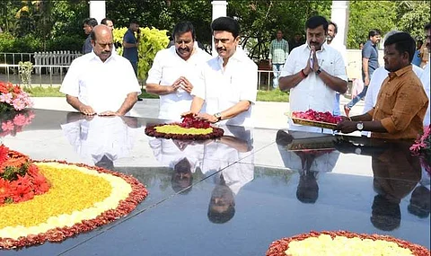 அண்ணா நினைவிடத்தில் மலர் தூவி மரியாதை செலுத்தும் முதல்வர் மு.க.ஸ்டாலின்.