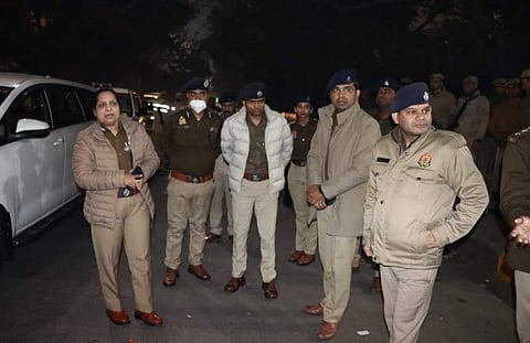 நொய்டாவில் பாதுகாப்புப் பணியில் காவல்துறையினர்.