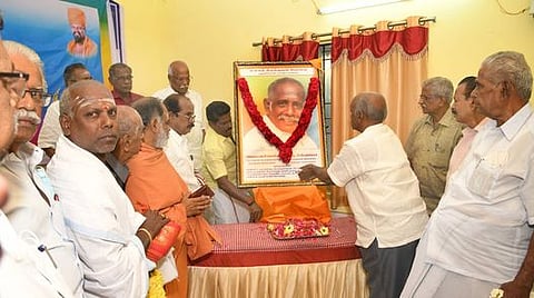 புதுக்கோட்டையில் உலகத் திருக்குறள் பேரவை சாா்பில் சனிக்கிழமை நடைபெற்ற சீனு சின்னப்பா புகழஞ்சலி செலுத்திய கூட்டத்தில் அவரது படத்தைத் திறந்து வைத்து மலரஞ்சலி செலுத்திய டாக்டா் ச. ராம்தாஸ்.