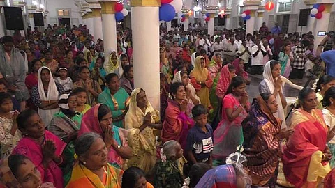 தேவலாயங்களில் சிறப்பு திருப்பலிகள்: இடையூறு செய்த இளைஞர்களுக்கு தடியடி!