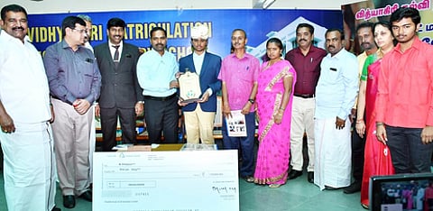 காரைக்குடி வித்யாகிரி மெட்ரிக் பள்ளியில் செவ்வாய்க்கிழமை நடைபெற்ற பாராட்டு விழாவில் சதுரங்கத்தில் கிராண்ட் மாஸ்டா் பட்டம் பெற்ற பிரனேஷுக்கு பரிசு வழங்கிய சிவகங்கை மாவட்ட ஆட்சியா் ப. மதுசூதன் ரெட்டி.