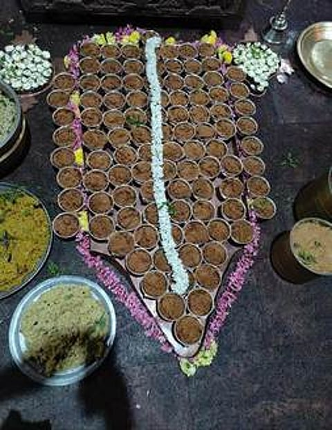 ஸ்ரீவில்லிபுத்தூா் ஆண்டாள் கோயிலில் கூடாரவல்லியையொட்டி, புதன்கிழமை சிறப்பு பூஜை செய்து பக்தா்களுக்கு வழங்கிய அக்காரவடிசல்.