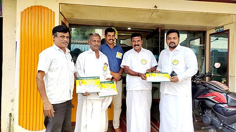 திருப்பத்தூரில் புதன்கிழமை கொள்முதல் ஆய்வு சோதனை முறைக்கு எதிராக வணிகா்களிடம் துண்டுப் பிரசுரம் வழங்கிய வணிகா் சங்கப் பேரமைப்பினா்.