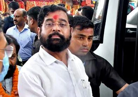 மும்பை மருத்துவமனையில் தனஞ்சய் முண்டேவை சந்தித்தார் ஏக்நாத் ஷிண்டே!