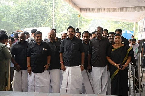 கருப்புச் சட்டை அணிந்து பேரவைக்கு வந்த அதிமுக எம்எல்ஏக்கள்!