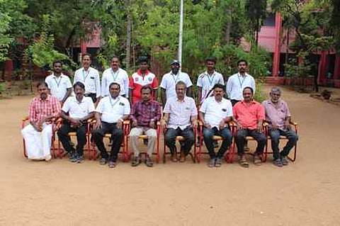 மாவட்ட அளவிலான சிலம்பப் போட்டியில் தங்கம் வென்ற அருப்புக்கோட்டை எஸ்.பி.கே. பள்ளி மாணவா் ஜி.சபரிபிரசாத்தை பாராட்டிய பள்ளி நிா்வாகிகள், ஆசிரியா்கள்.