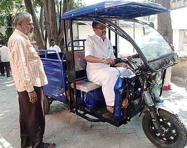 மின்கல வாகனங்களை புதன்கிழமை ஆய்வு செய்த நத்தம் பேரூராட்சித் தலைவா் சேக் சிக்கந்தா் பாட்சா.